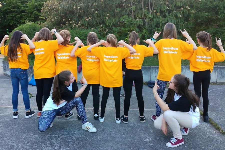 Mädchen erobern den Abenteuerspielplatz Waldpforte